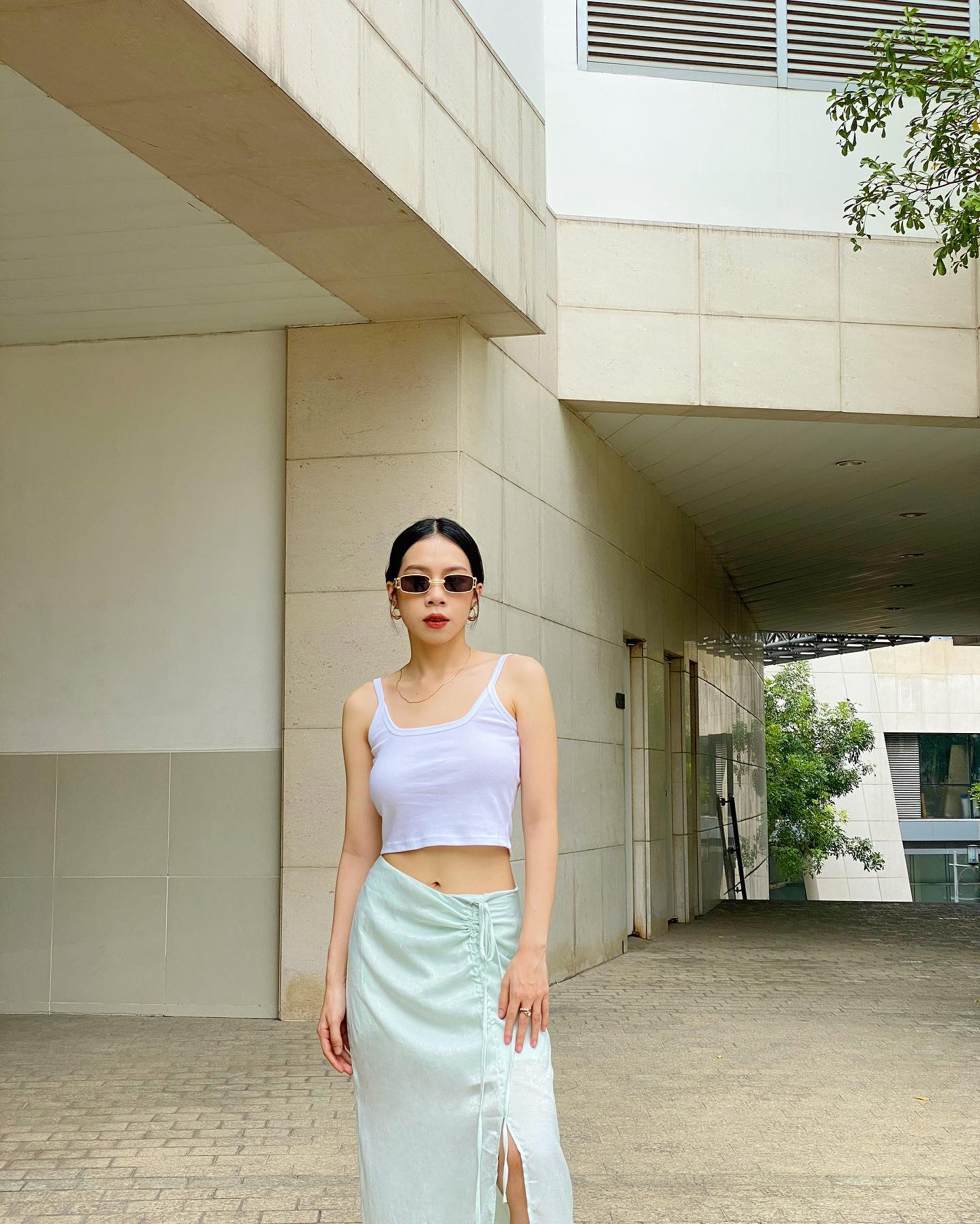 Áo hai dây croptop mix cùng chân váy xẻ.