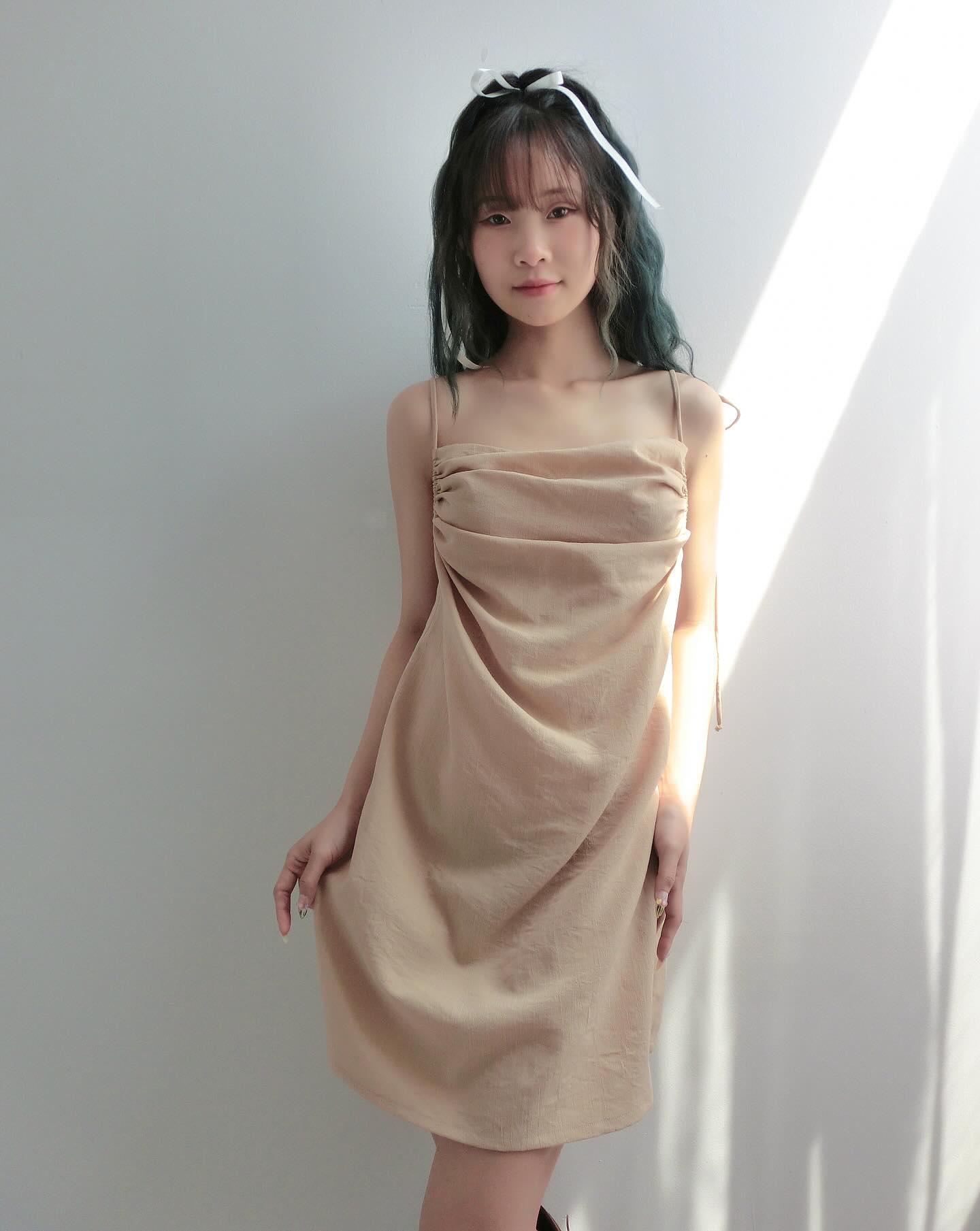 Váy hai dây dáng suông cách điệu.