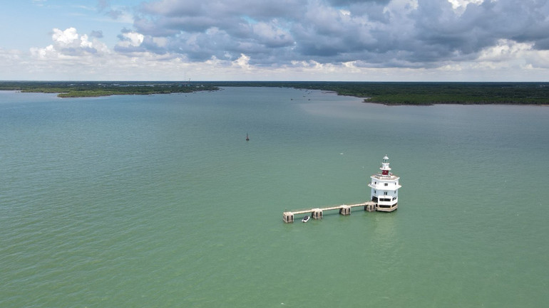 Xóm vạn chài hành nghề hạ bạt ven sông Cửa Lớn, phổ biến là nghề đáy để đánh bắt hải sản, tôm, cá.