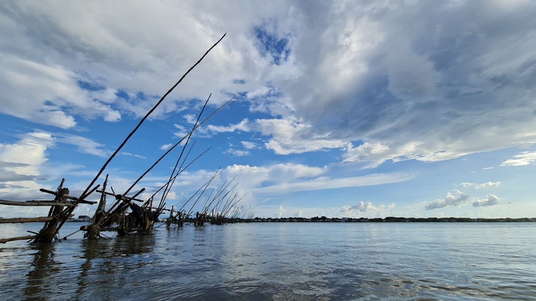 Sông Cửa lớn đoạn hẹp ngang qua thị trấn Năm Căn (huyện Năm Căn, tỉnh Cà Mau) được chọn làm vị trí bắt cầu Năm Căn đi về tận Đất Mũi
