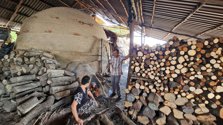 Ngư dân hành nghề hạ bạt ven tuyến sông Cửa Lớn, đoạn thuộc xã Hàng Vịnh (huyện Năm Căn, tỉnh Cà Mau)