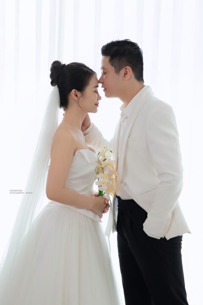 cách tạo dáng chụp ảnh cưới trong Studio