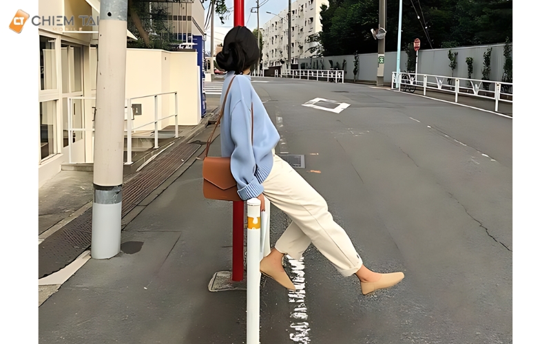 Tạo dáng chụp ảnh ngoài đường ở rào chắn