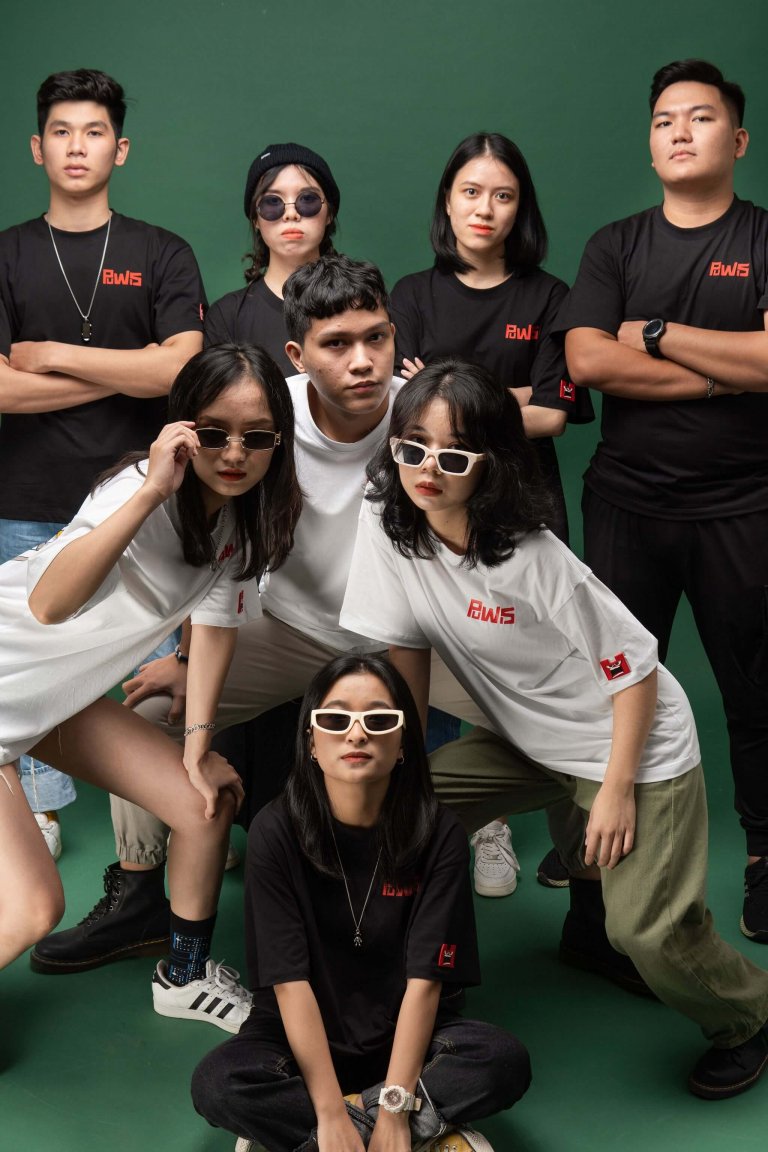 Mới mẻ với 10 cách chụp ảnh nhóm lầy lội cho 8 người