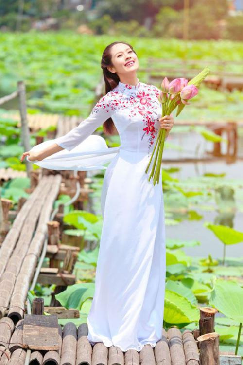 Cách tạo dáng chụp ảnh áo dài tết