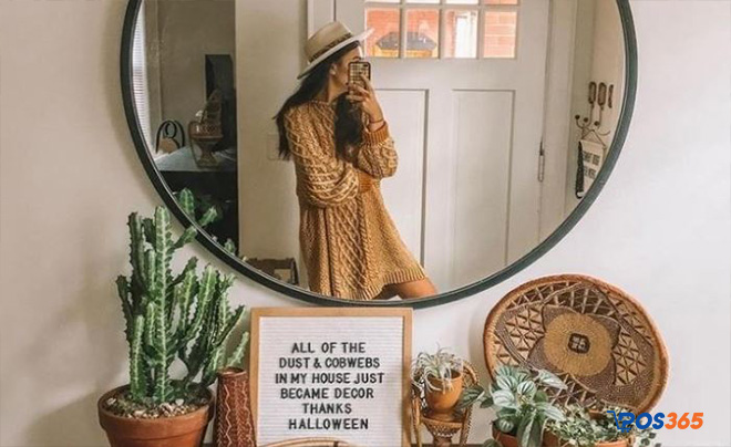 Tạo dáng bên ban công giúp bạn có góc hình đẹp