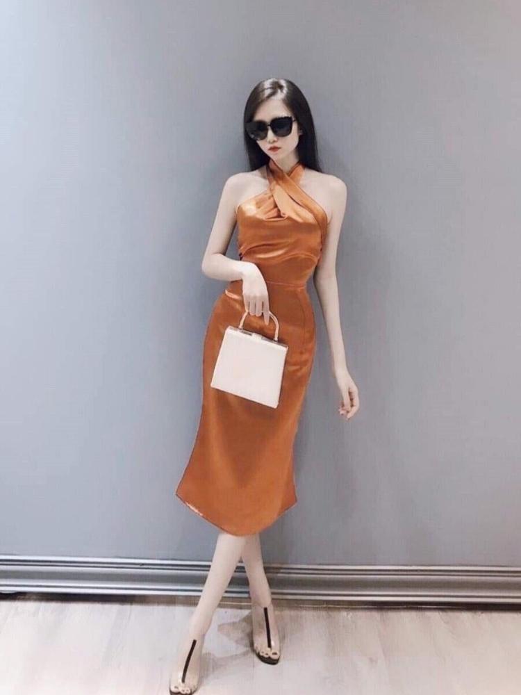 tạo dáng chụp ảnh với váy body