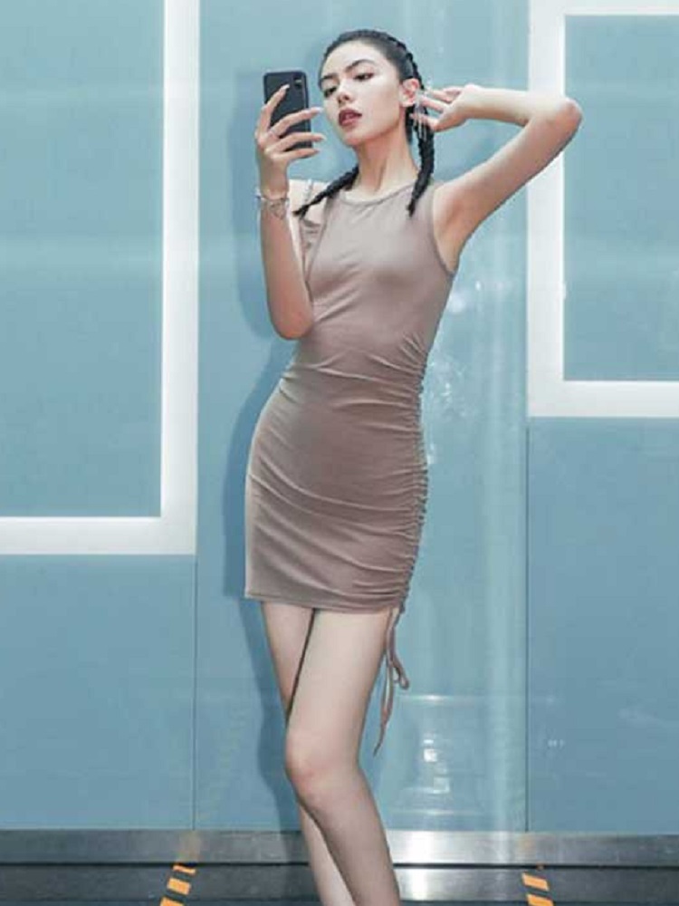 Cách tạo dáng chụp ảnh với váy body