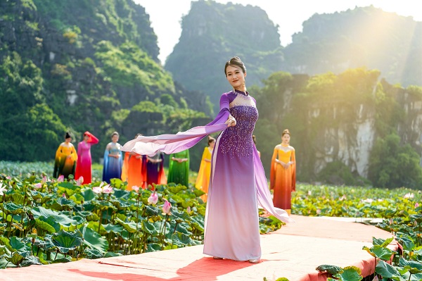 tao-dang-cac-tu-the-chup-anh-voi-hoa-sen