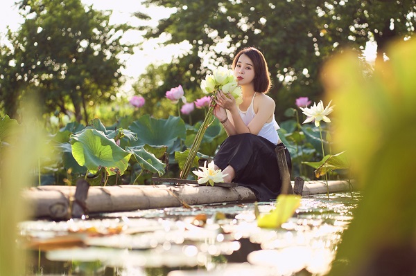 tao-dang-cac-tu-the-chup-anh-voi-hoa-sen