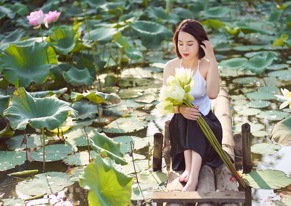 Cách tạo dáng tư thế chụp ảnh với hoa sen vạn người mê 