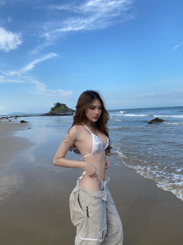 Dáng đứng quyến rũ, bãi biển xanh thơ mộng.