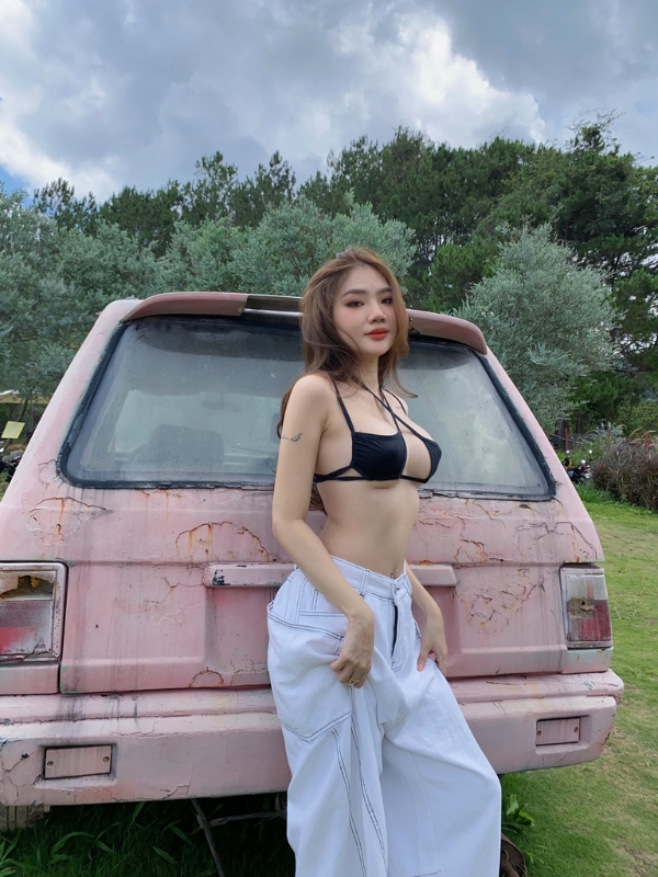 Dáng đứng gợi cảm, thần thái đầy cuốn hút.