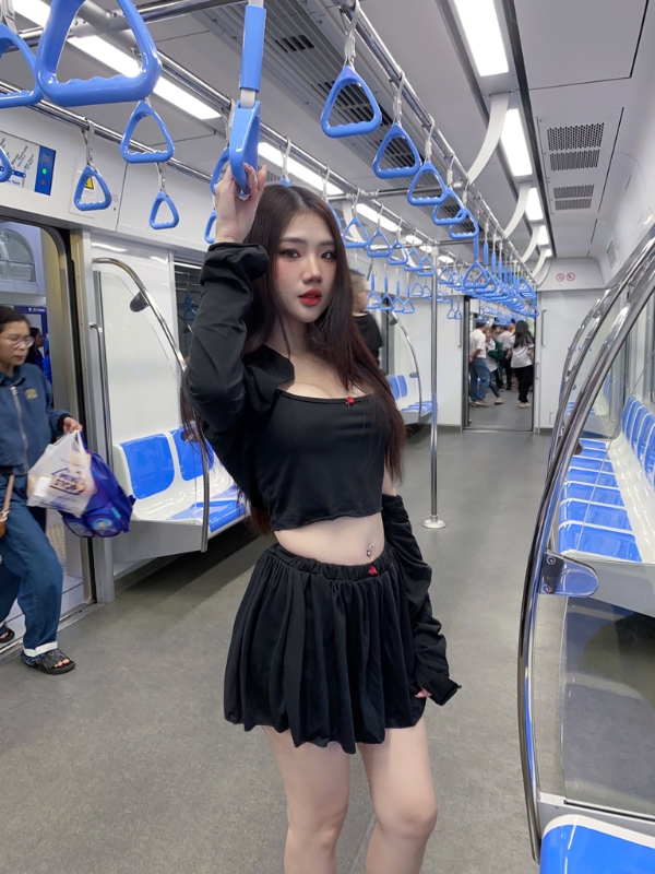 Thanh Nhàn Onlyfans gợi cảm với váy đen.