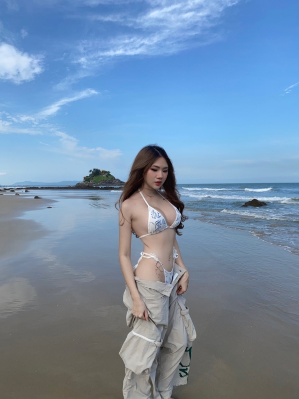 Thanh Nhàn Onlyfans diện bikini trắng bãi biển.