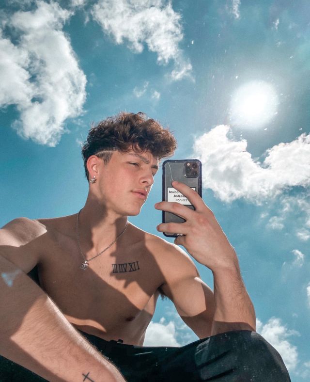 Tạo dáng chụp cận mặt từ dưới lên