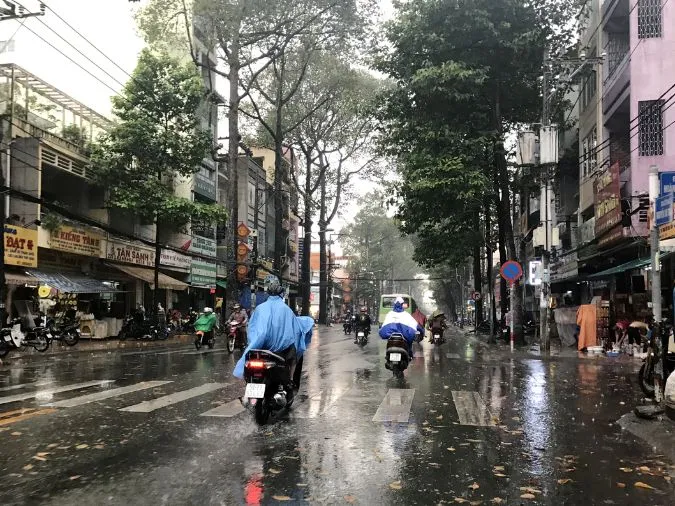 Giải thích ý nghĩa của câu tục ngữ ‘Nắng chóng trưa mưa chóng tối’