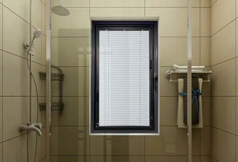 Cửa sổ nhà tắm kính hộp gắn rèm