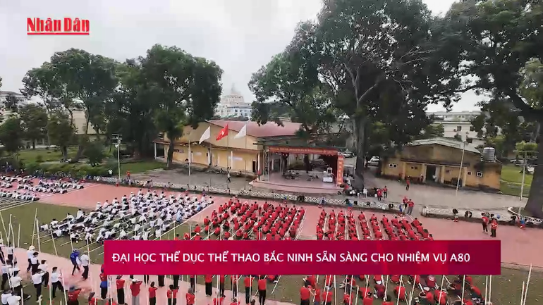 Hơn 1800 sinh viên hợp luyện đội hồng kỳ tại Trường Đại học Thể dục thể thao Bắc Ninh sẵn sàng cho nhiệm vụ A80