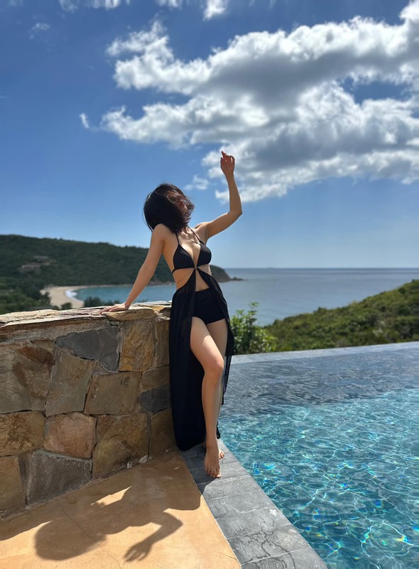 Yến Xôi tái xuất, khoe body 'nóng bỏng tay' trong bộ bikini