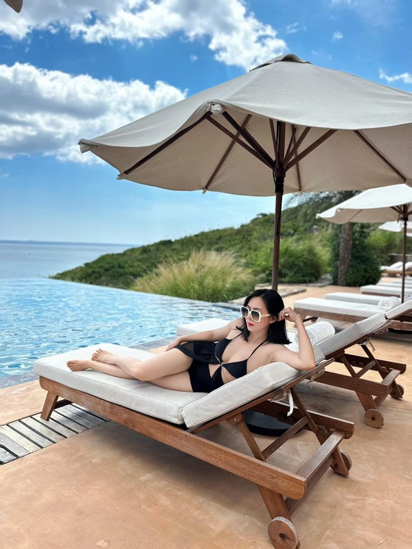 Yến Xôi tái xuất, khoe body 'nóng bỏng tay' trong bộ bikini