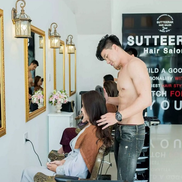 Salon tóc thuê trai đẹp 6 múi gội đầu cho khách khiến chị em