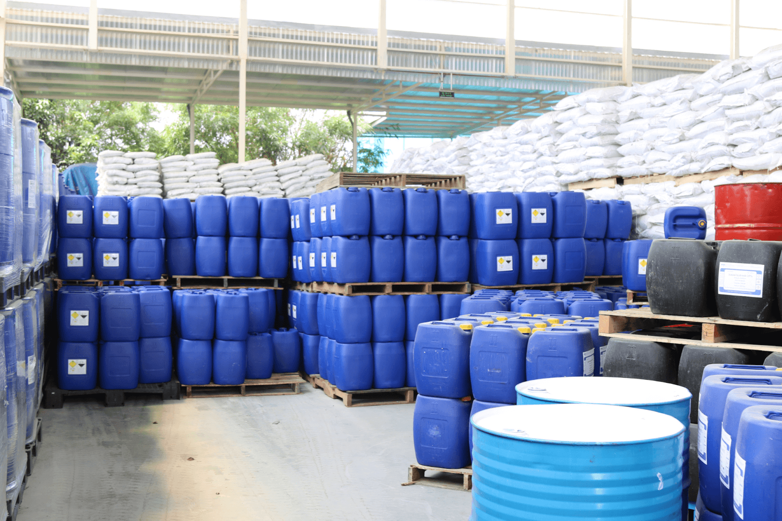 Cần sơ cứu kịp thời khi AgNO3 tiếp xúc với mắt