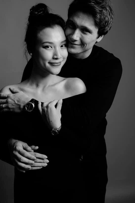 chụp hình mẹ bầu cùng chồng đồ đen