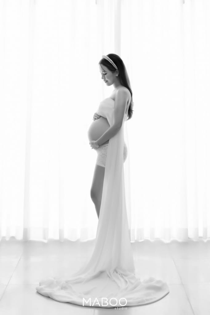 ảnh trắng đen nghệ thuật mẹ bầu