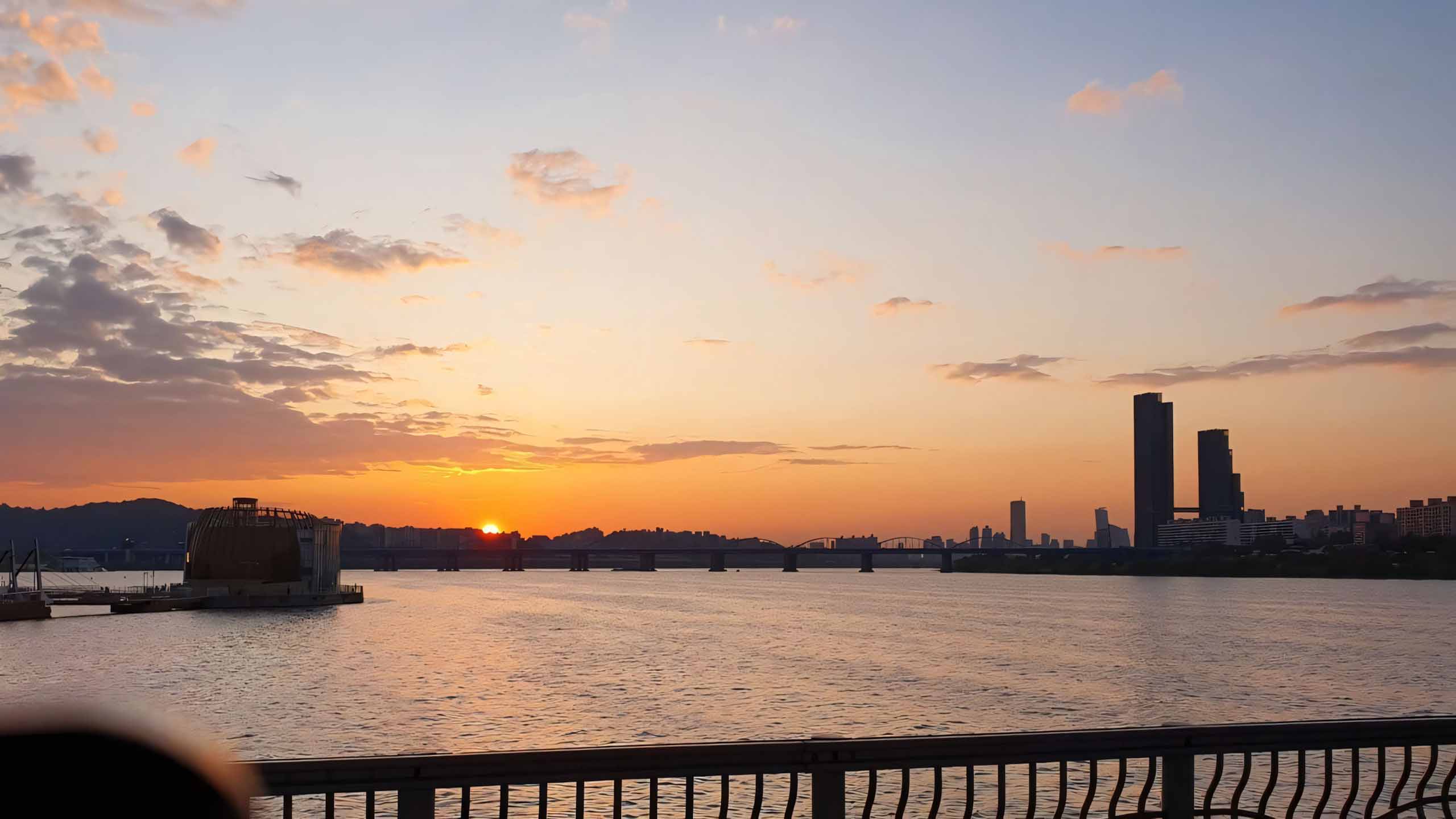 anh tam trang chill 2560px 1440px 2k 20