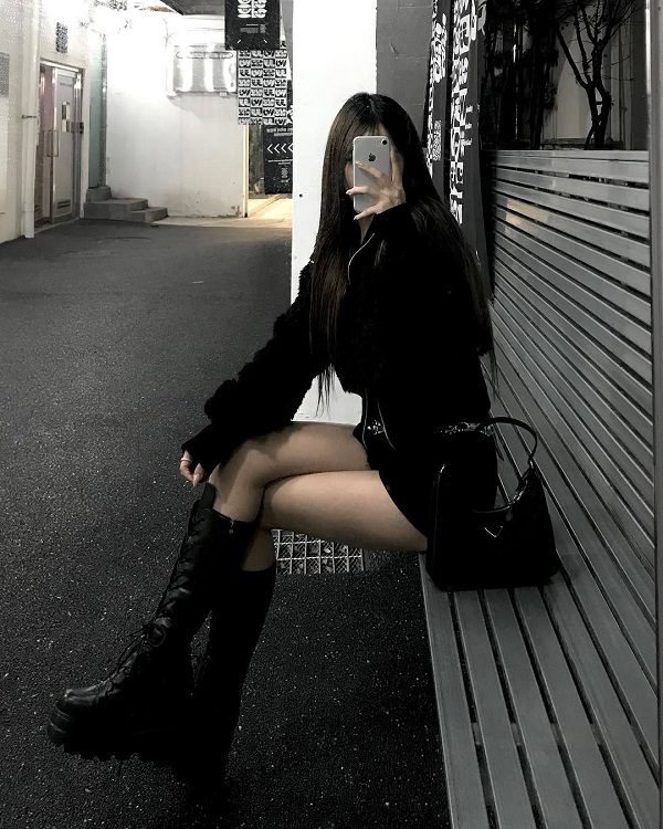 Ảnh selfie gương sexy với ánh sáng vàng nhẹ