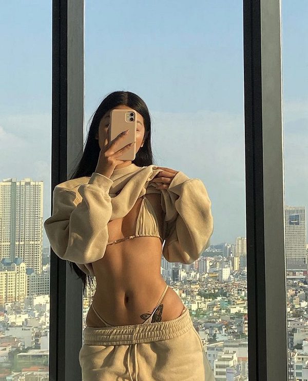 Ảnh chụp body trước gương nữ ánh sáng tự nhiên