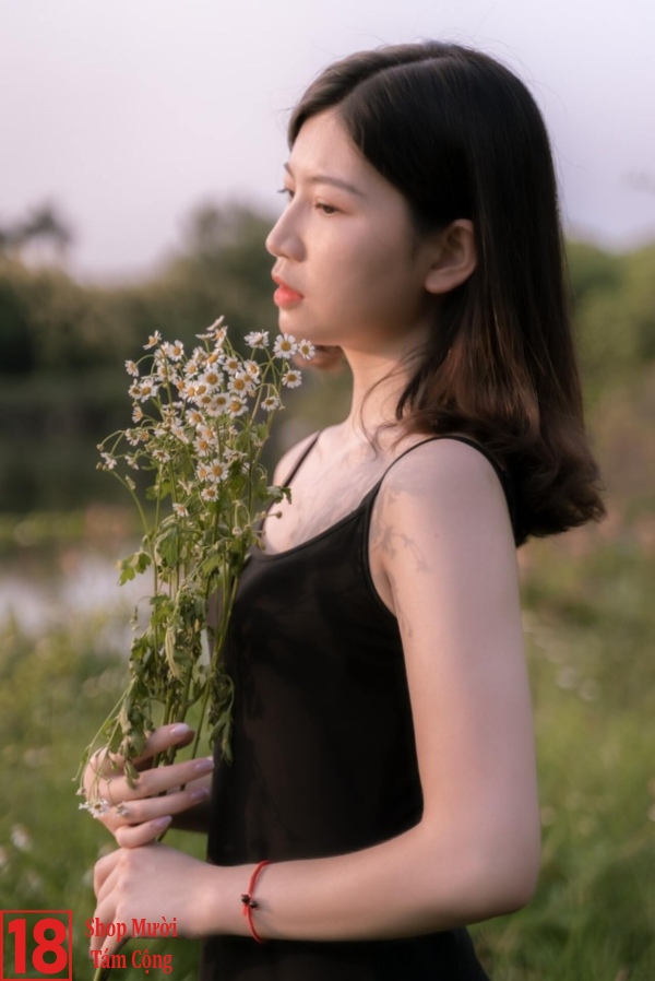 Ảnh Cô Gái Cầm Hoa Quay Lưng (4)