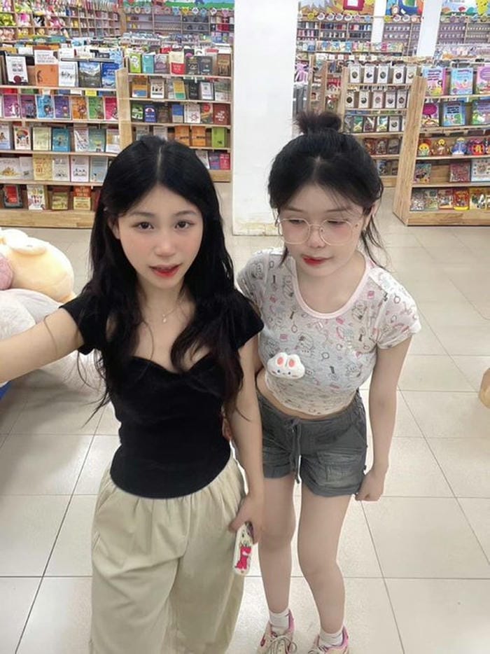 Ảnh gái xinh k9 chụp ảnh cùng bạn thân