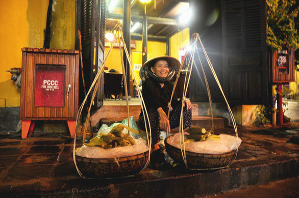 Cô gái ‘khoe thân xác trên di sản’ - xử phạt được không?