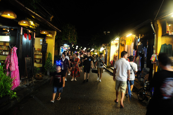 Cô gái ‘khoe thân xác trên di sản’ - xử phạt được không?