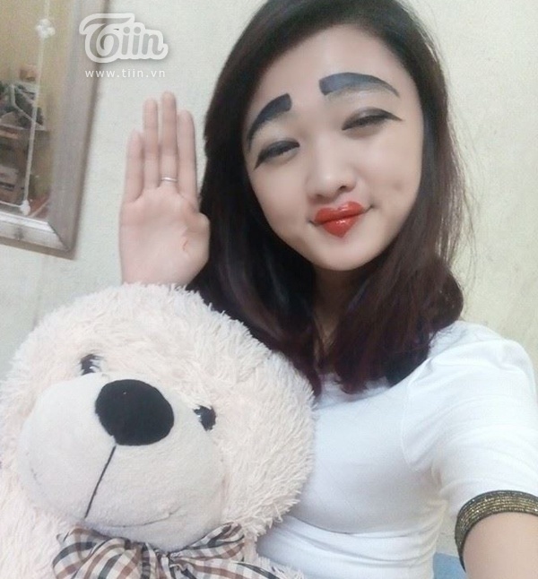 9X xinh xắn hóa trang thành cô gái xấu xí