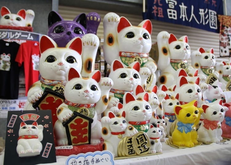 MANEKI NEKO: KHÁM PHÁ BIỂU TƯỢNG MAY MẮN HUYỀN THOẠI CỦA NHẬT BẢN