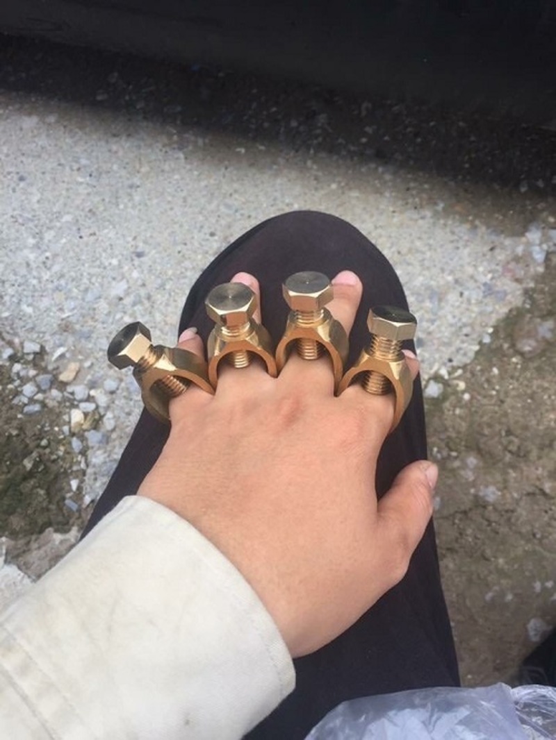 8: Gì chứ, nhẫn cưới thì em muốn bao nhiêu anh cũng có