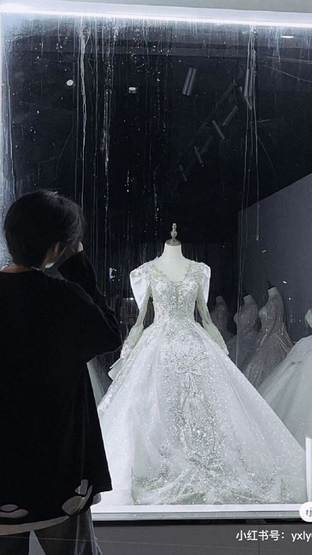 anh dung nhin vay cuoi buon qua cua kinh 1920px 1080px full hd 1