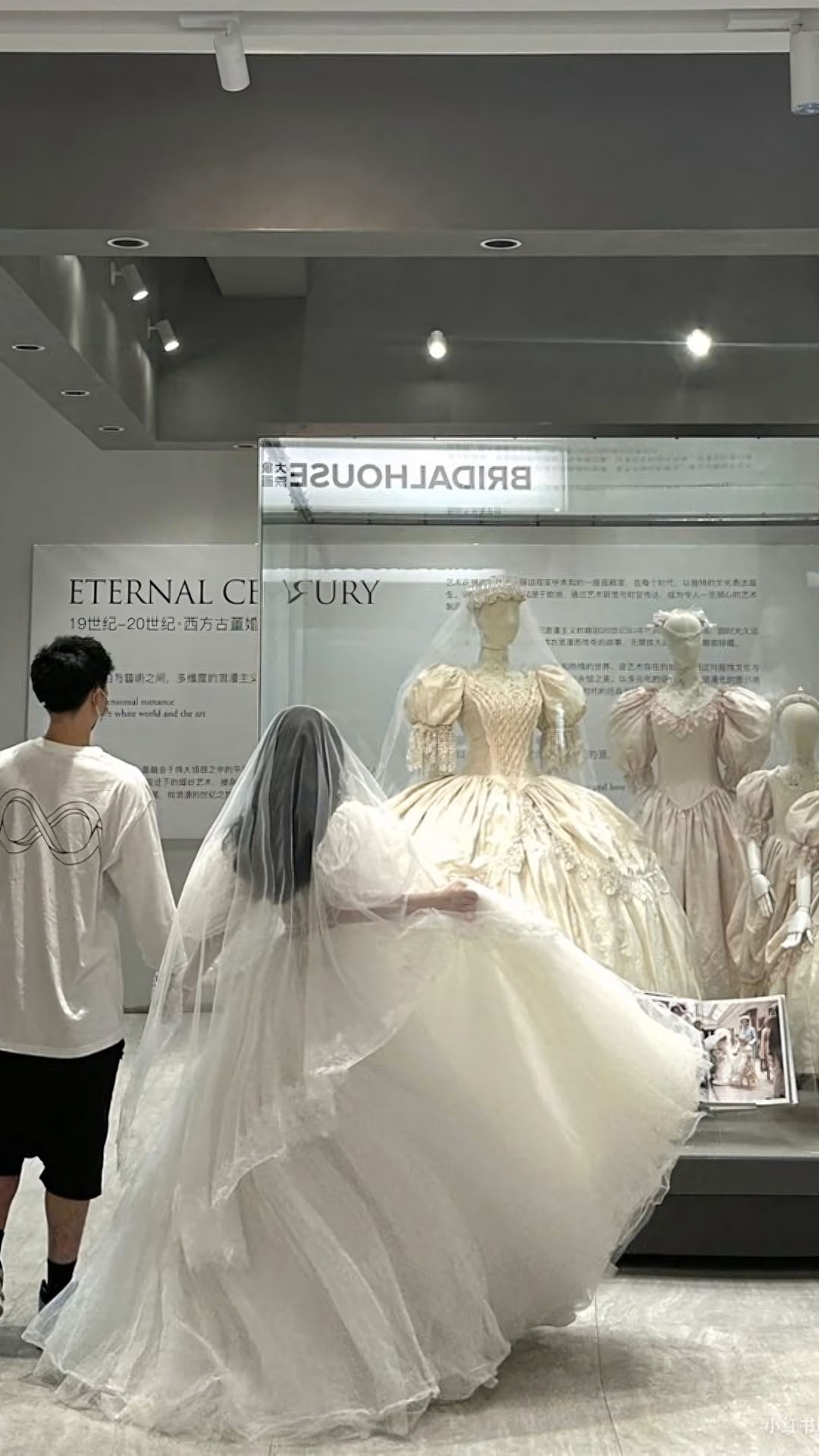 anh dung nhin vay cuoi buon qua cua kinh 1920px 1080px full hd 18