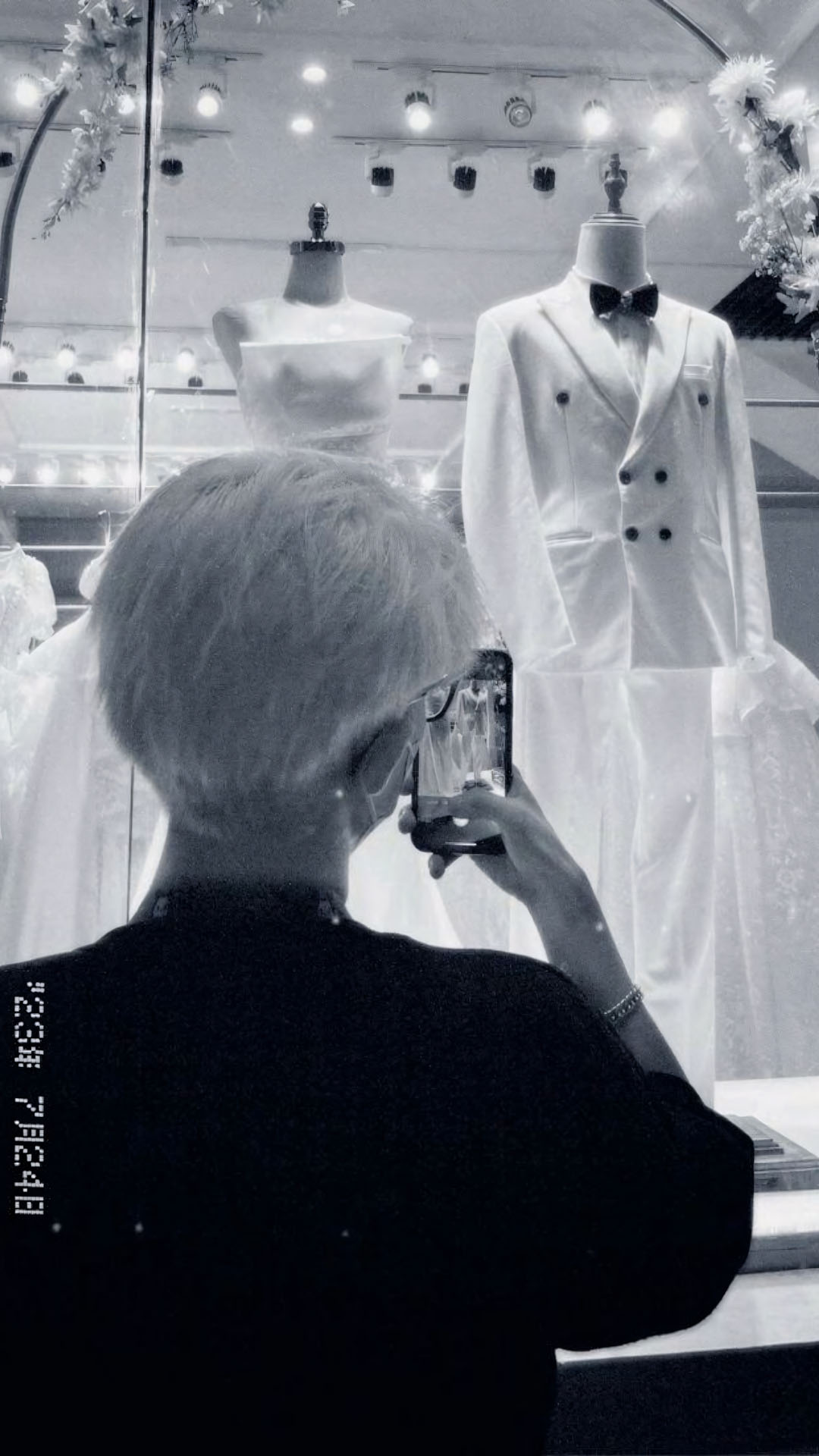 anh dung nhin vay cuoi buon qua cua kinh 1920px 1080px full hd 2