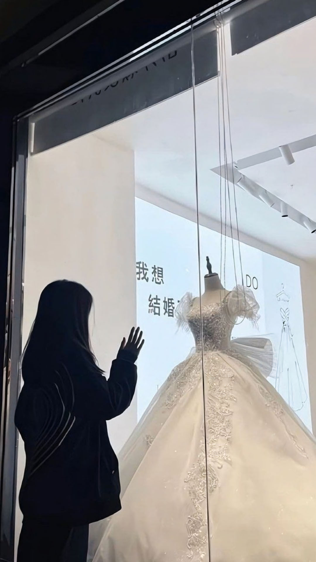 anh dung nhin vay cuoi buon qua cua kinh 1920px 1080px full hd 19