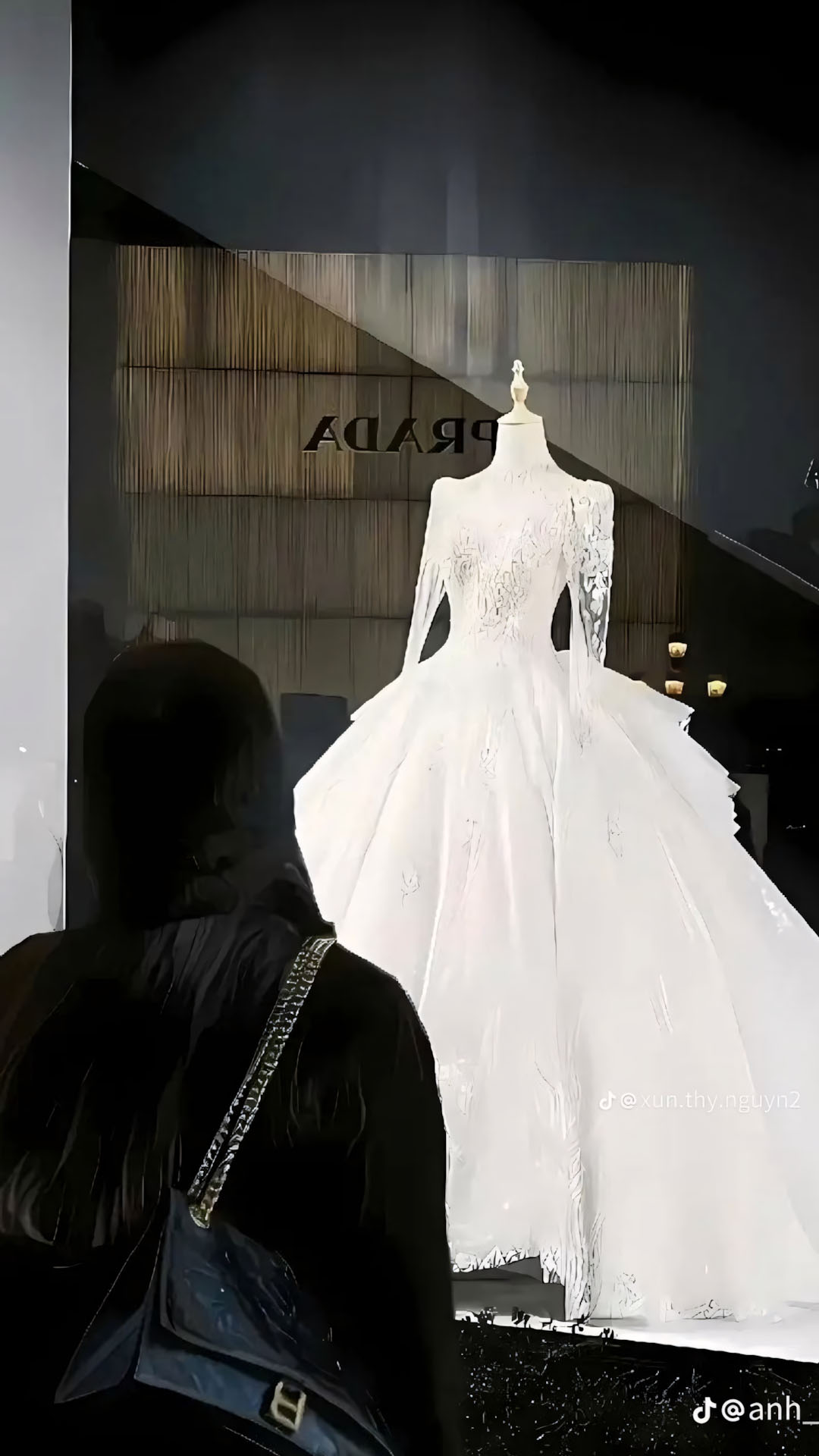 anh dung nhin vay cuoi buon qua cua kinh 1920px 1080px full hd 5