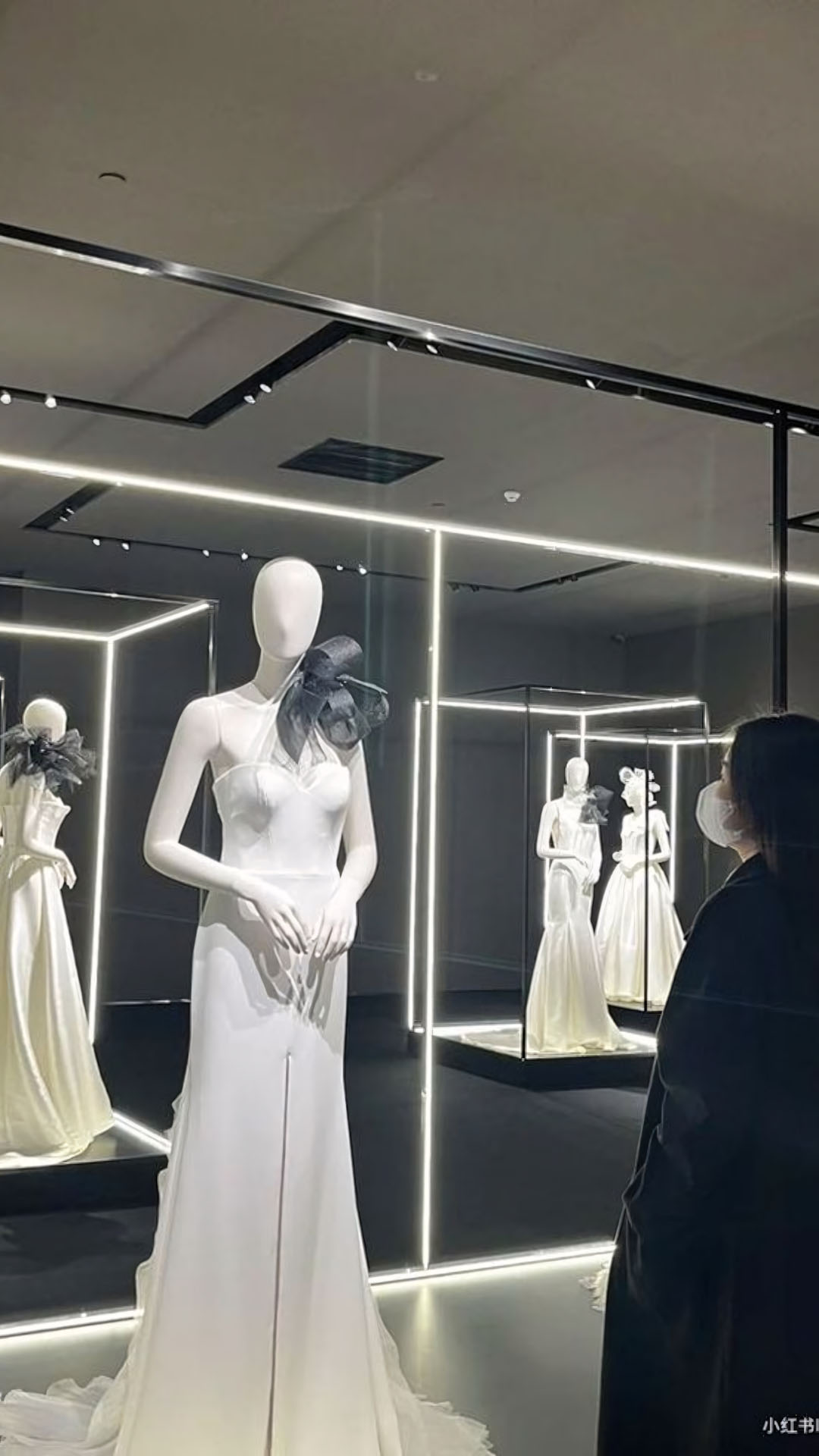 anh dung nhin vay cuoi buon qua cua kinh 1920px 1080px full hd 10