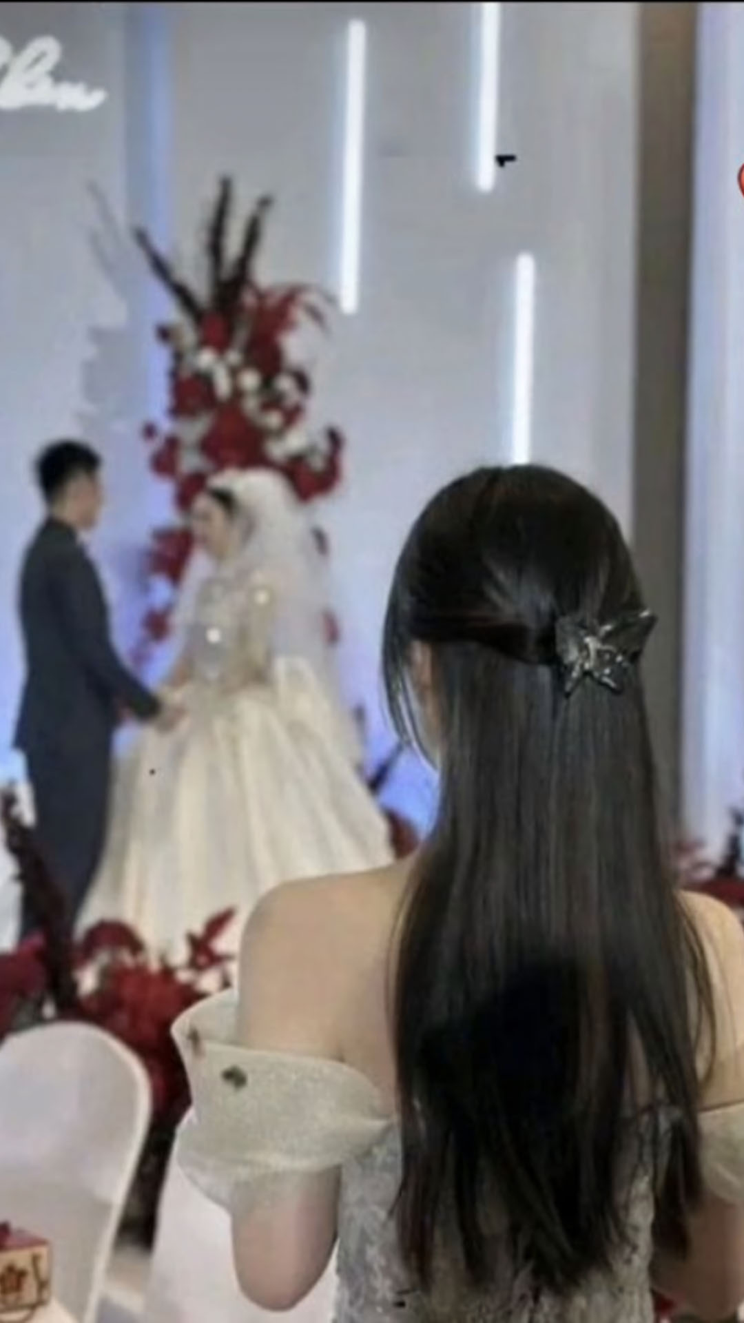 anh dung nhin vay cuoi buon qua cua kinh 1920px 1080px full hd 15