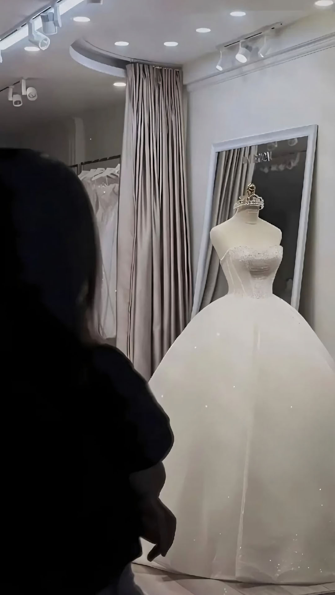 anh dung nhin vay cuoi buon qua cua kinh 1920px 1080px full hd 7