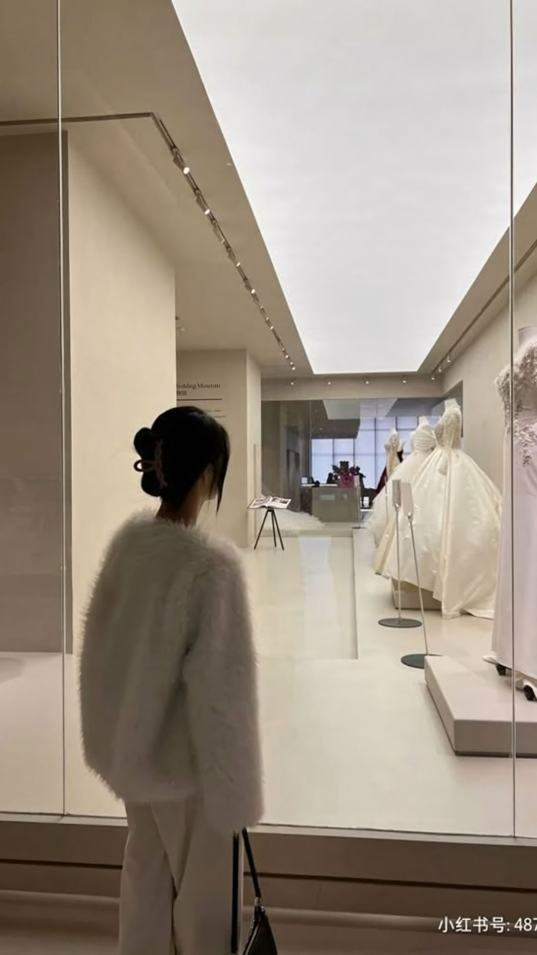 anh dung nhin vay cuoi buon qua cua kinh 1920px 1080px full hd 11