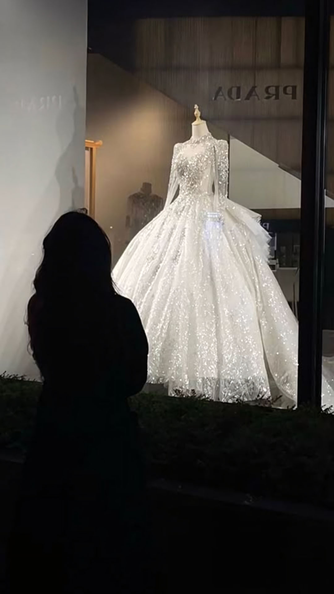 anh dung nhin vay cuoi buon qua cua kinh 1920px 1080px full hd 17