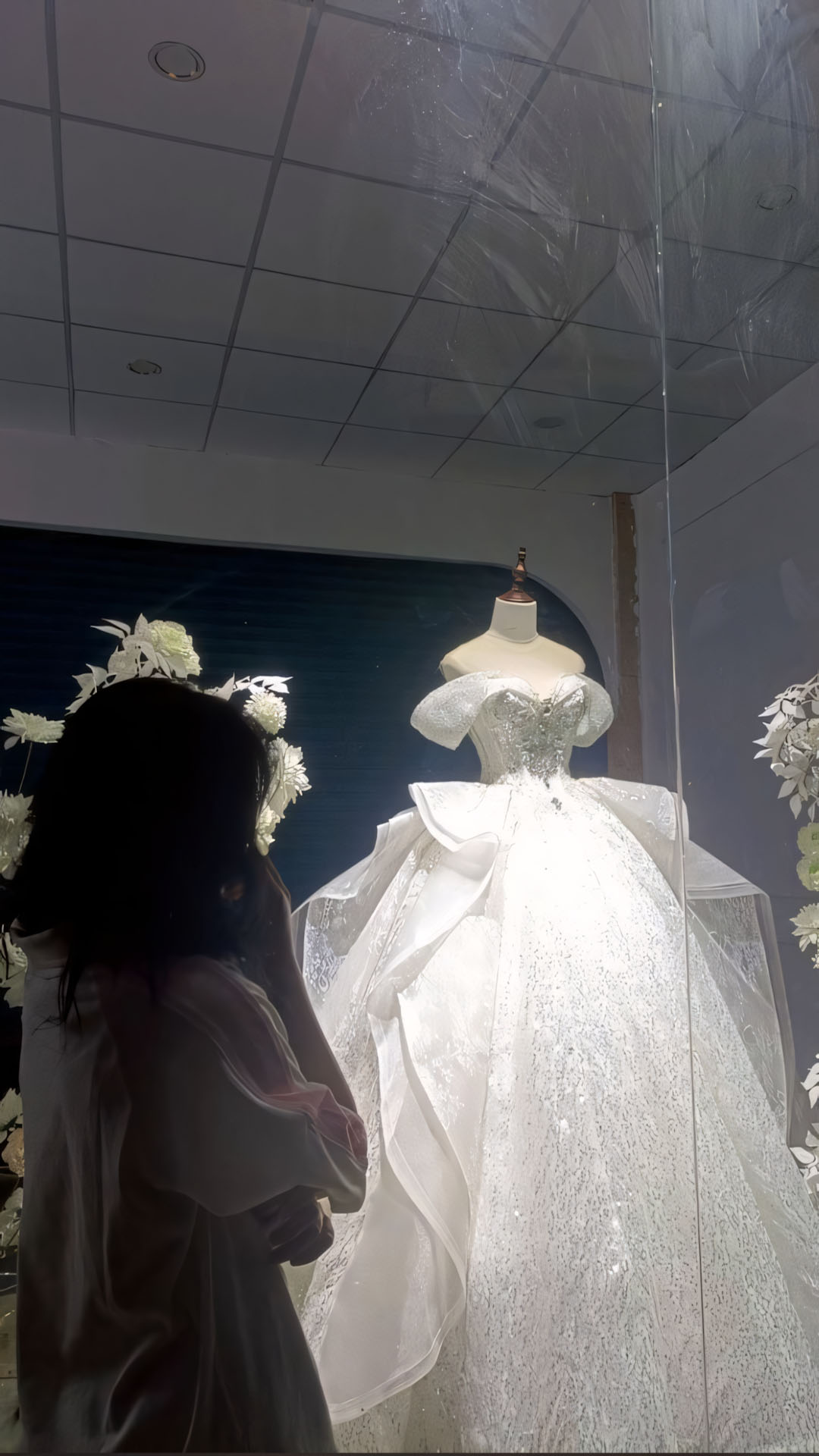 anh co gai dung nhin vay cuoi buon 1920px 1080px full hd 18